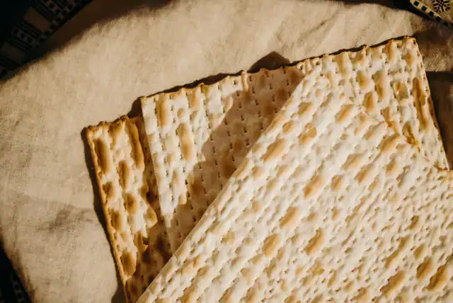 מצות וגביע יין — ליל הסדר